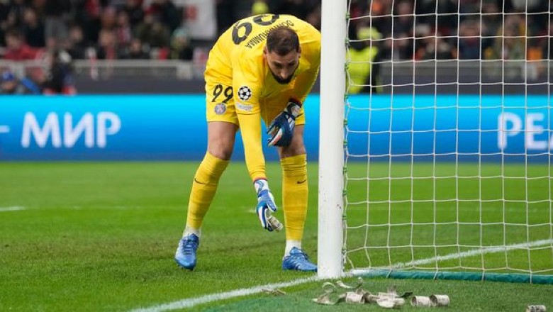 Các CĐV Milan liên tục ném tiền giả về phía Donnarumma xuyên suốt trận đầu