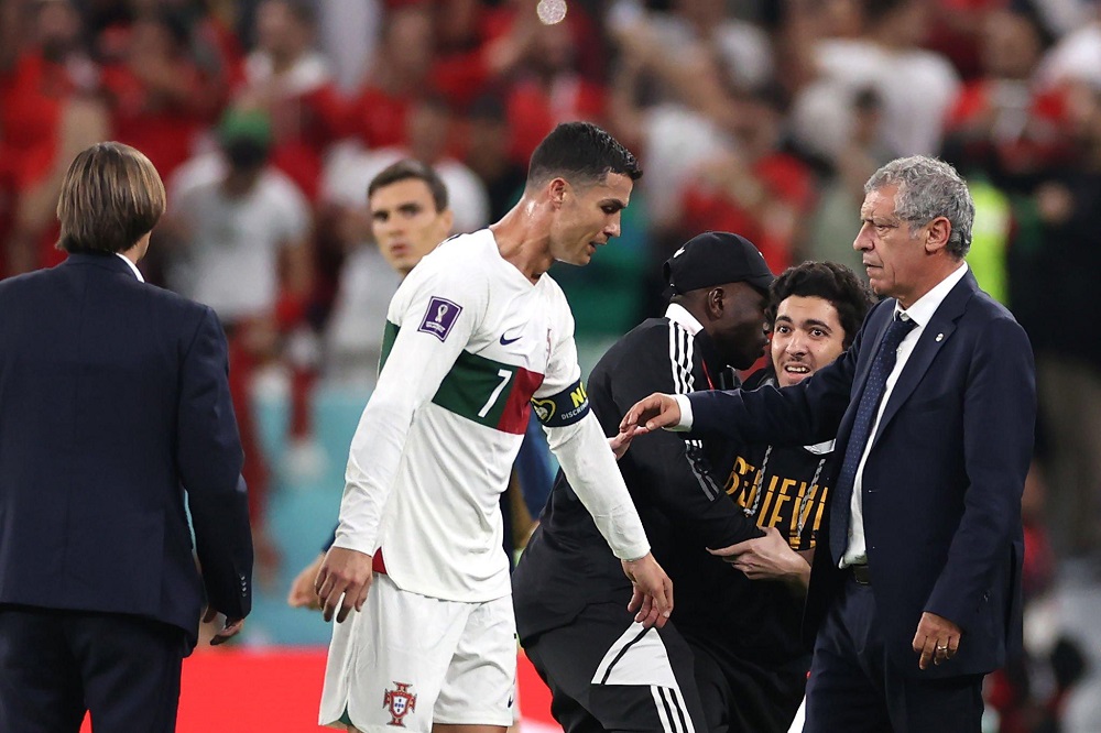 Cựu HLV tuyển Bồ Đào Nha: ‘Ronaldo từ mặt vì tôi để cậu ta ngồi dự bị’ - Ảnh 1