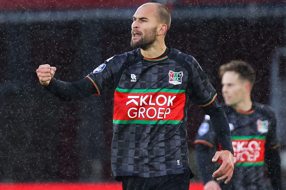 Bas Dost lắp máy khử rung tim như Eriksen, tạm rời xa bóng đá - Ảnh 1