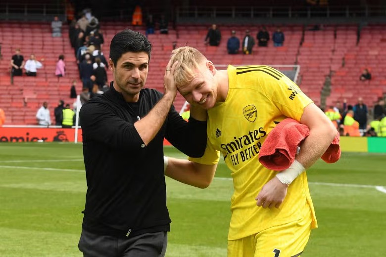 Bố Ramsdale chỉ trích Mikel Arteta vì ‘âm thầm’ trao suất bắt chính cho Raya - Ảnh 2
