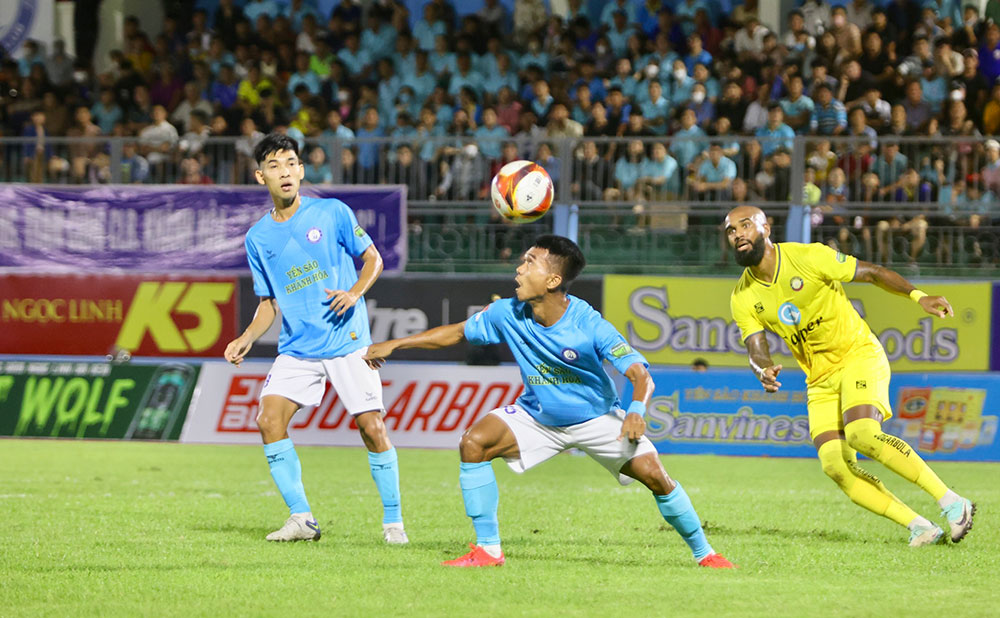 Cầu thủ Khánh Hòa được trả tiền lót tay, tiếp tục đá V-League - Ảnh 1