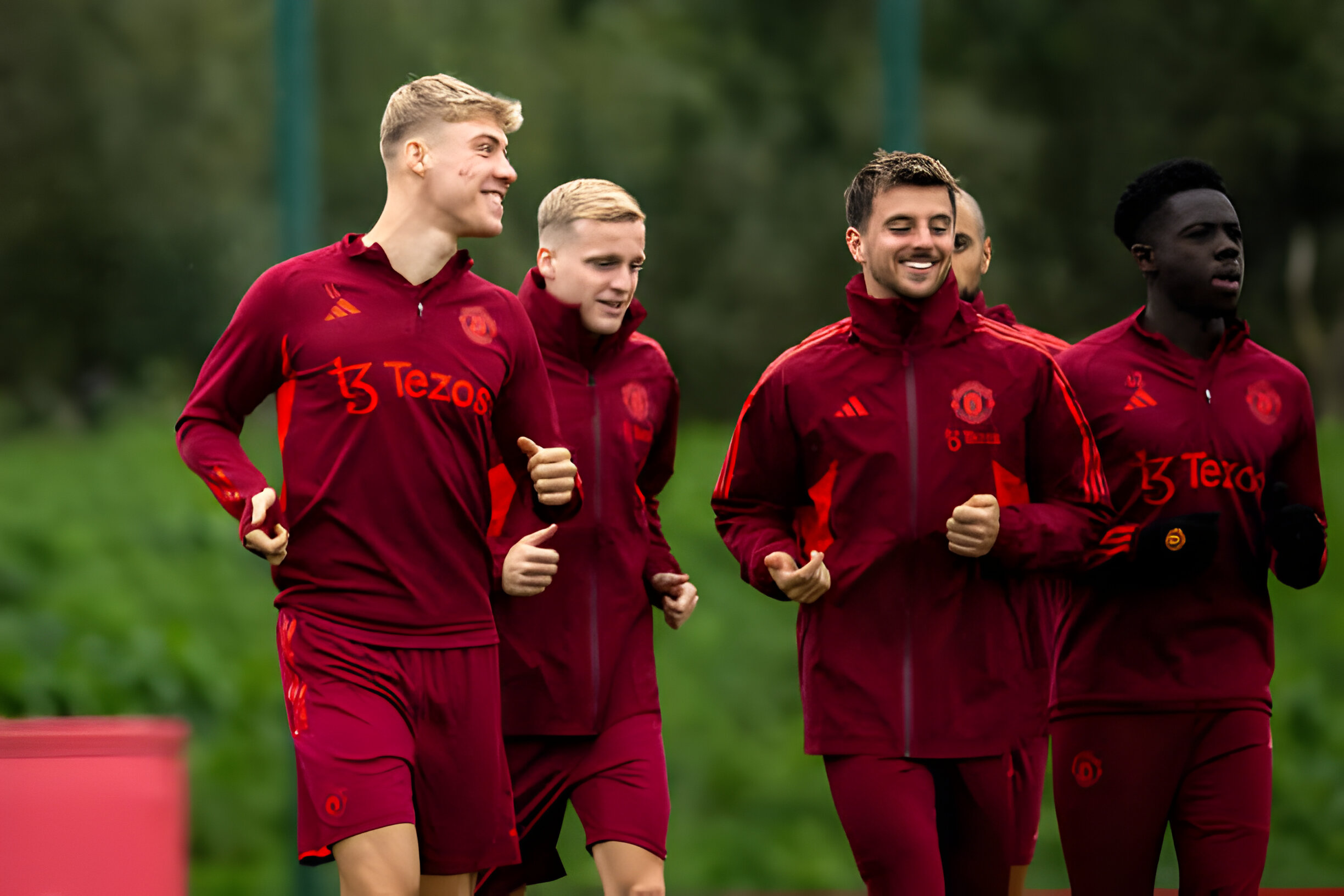 MU tống khứ Van de Beek - Ảnh 1