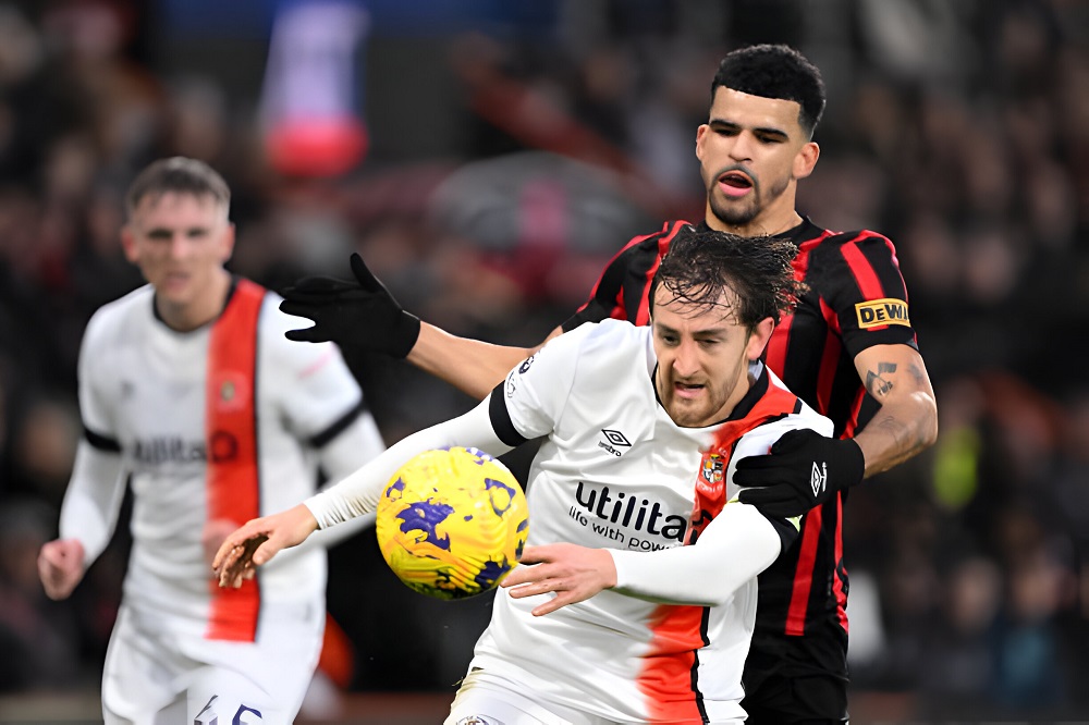 Tom Lockyer thoát khỏi nguy kịch sau cơn ngừng tim ở trận đấu với Bournemouth - Ảnh 1