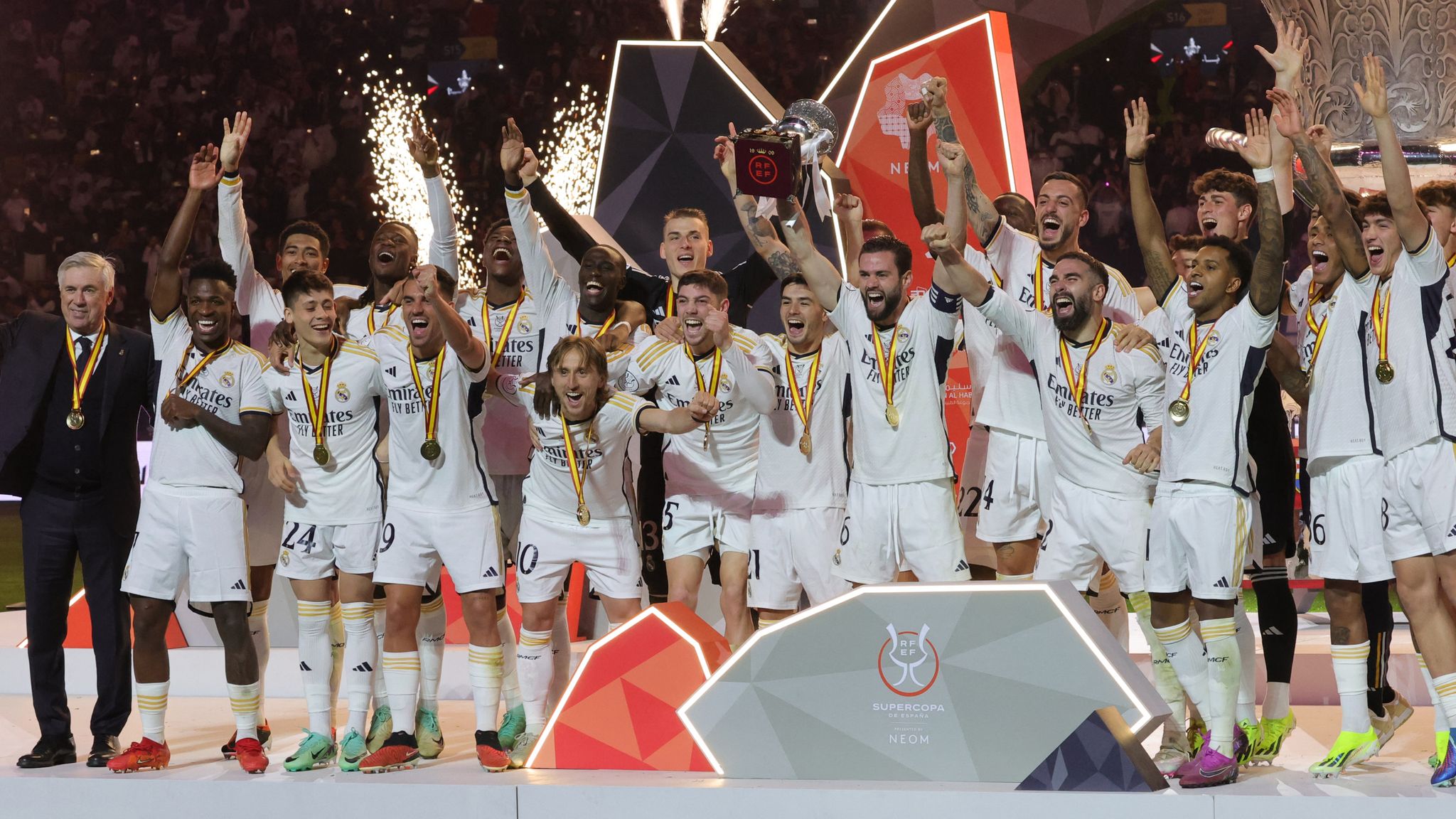 Kết quả bóng đá hôm nay 15/1: Real Madrid nhấn chìm Barca - Ảnh 1