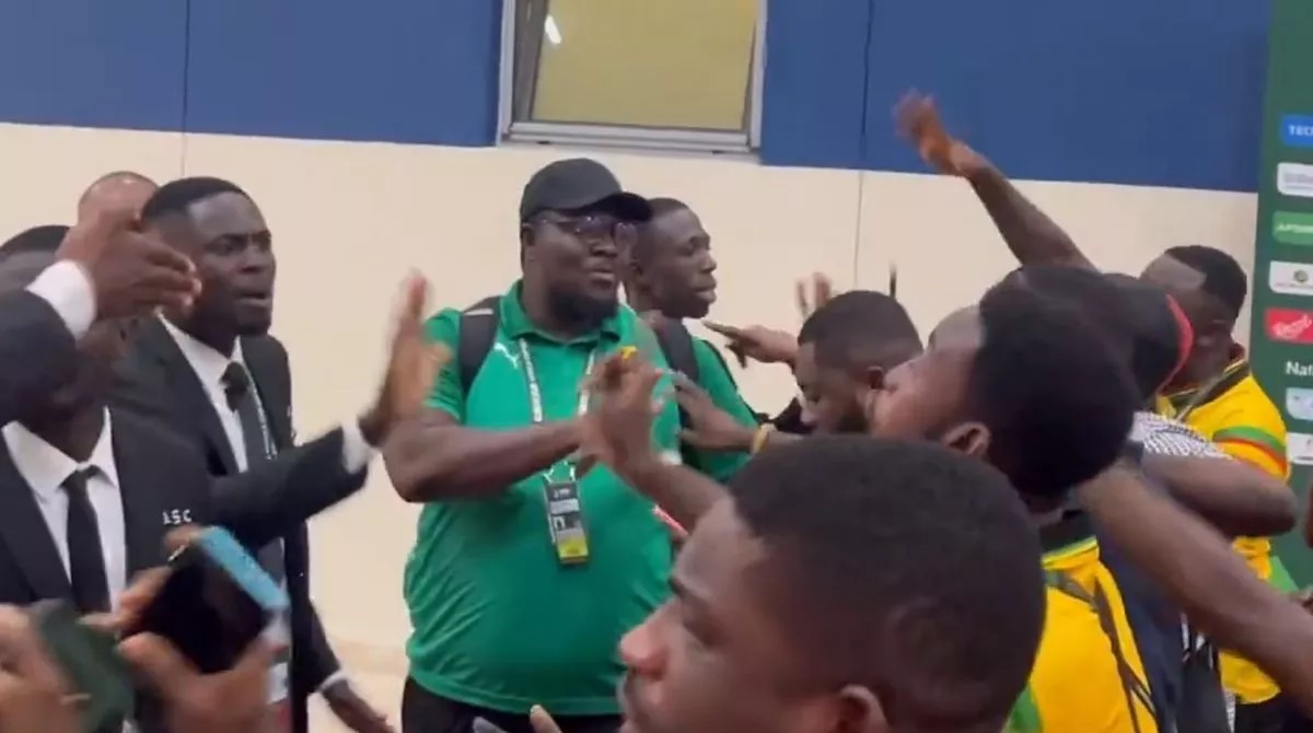 Các phóng viên Ghana tấn công đội nhà ở CAN 2024, cảnh sát phải can thiệp - Ảnh 1