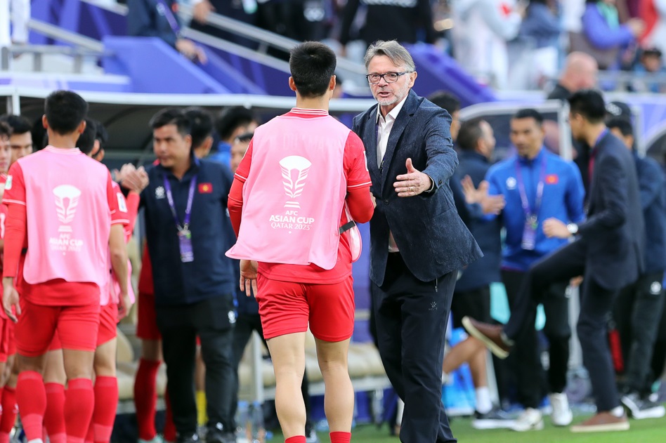 VFF gửi tối hậu thư đến HLV Troussier? - Ảnh 1