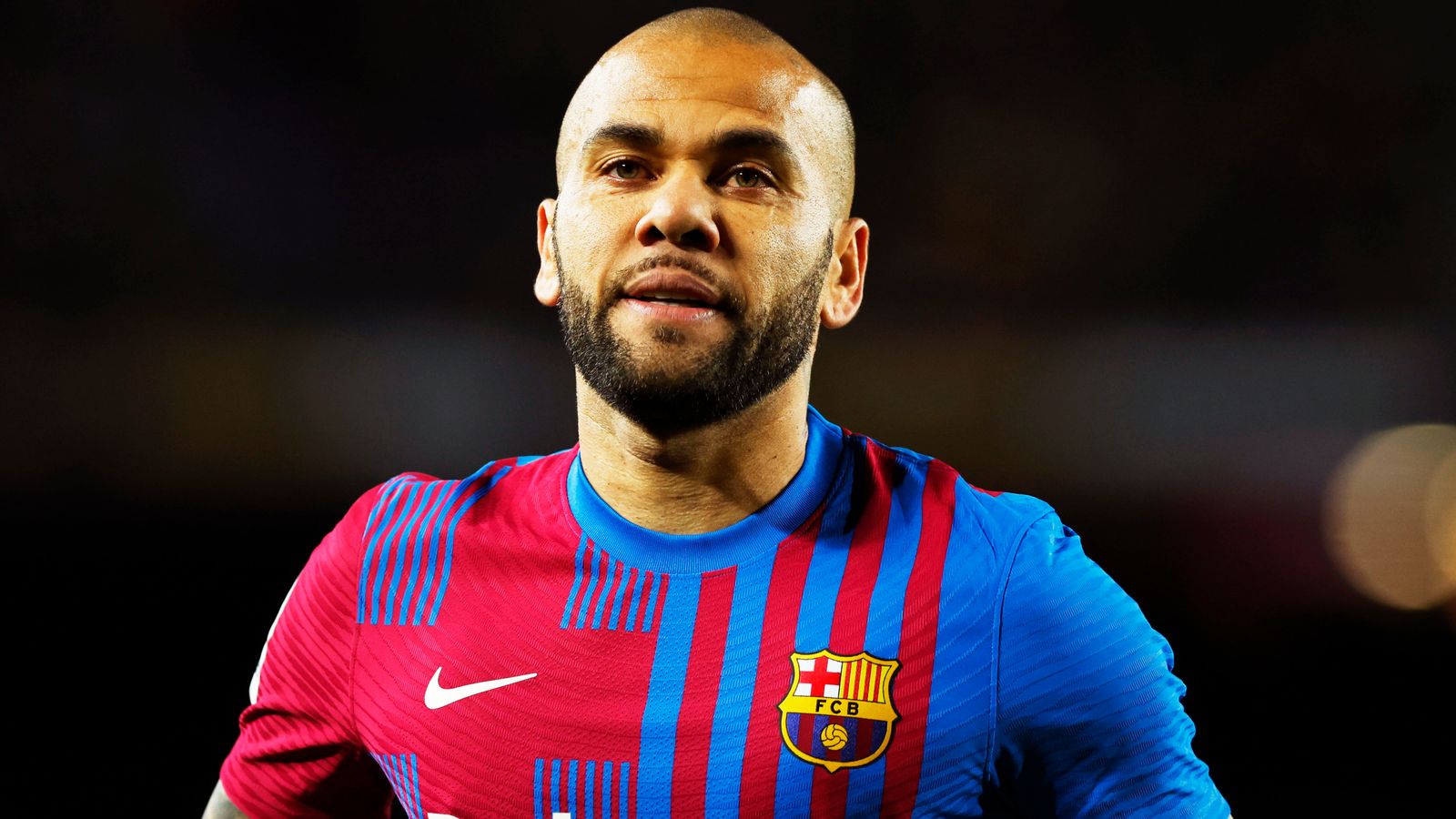 Barca tước bỏ tước bỏ danh hiệu huyền thoại của Dani Alves - Ảnh 1