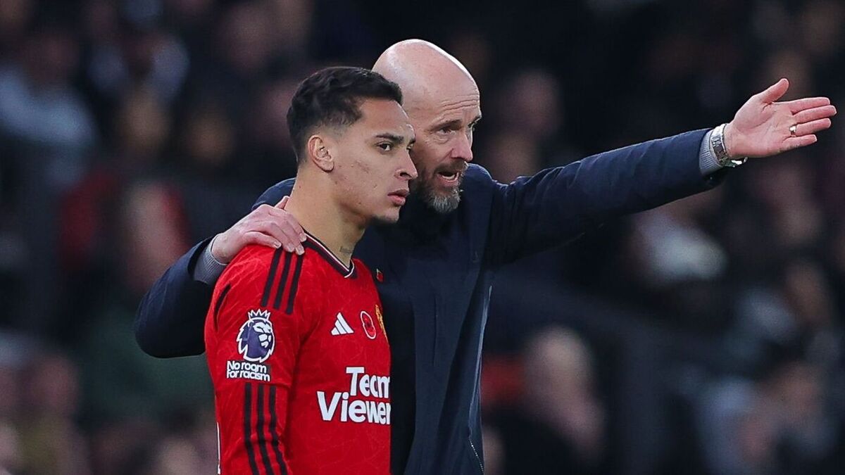 Erik ten Hag khen Antony hết lời dù không cho trò cưng ra sân - Ảnh 1