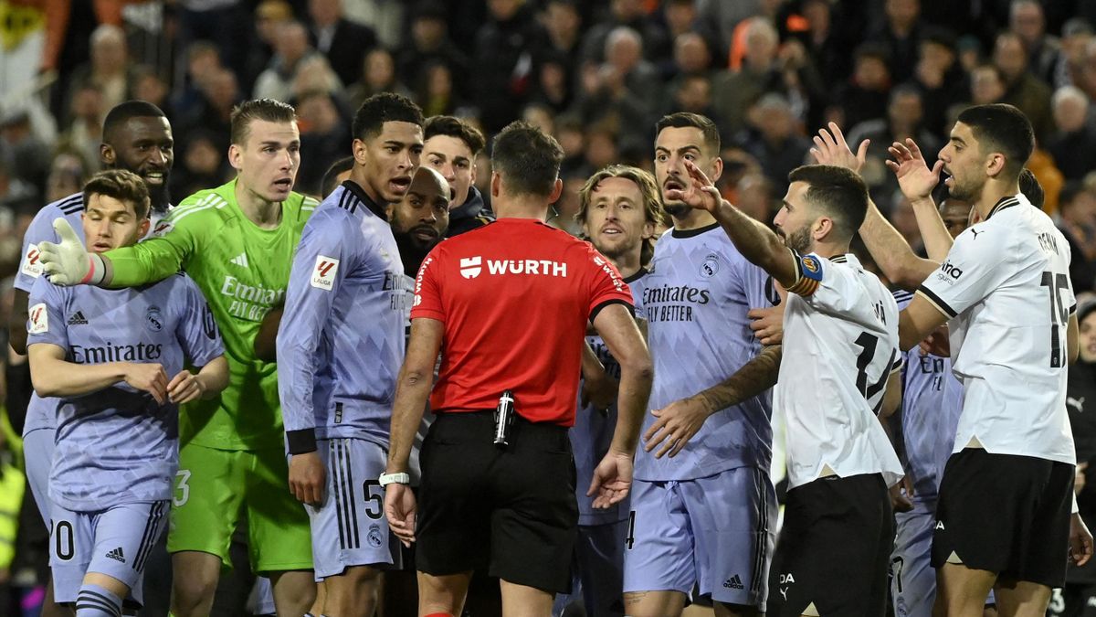 Kết quả bóng đá hôm nay 3/3: Bellingham nhận thẻ đỏ, Real Madrid hòa tiếc nuối - Ảnh 1