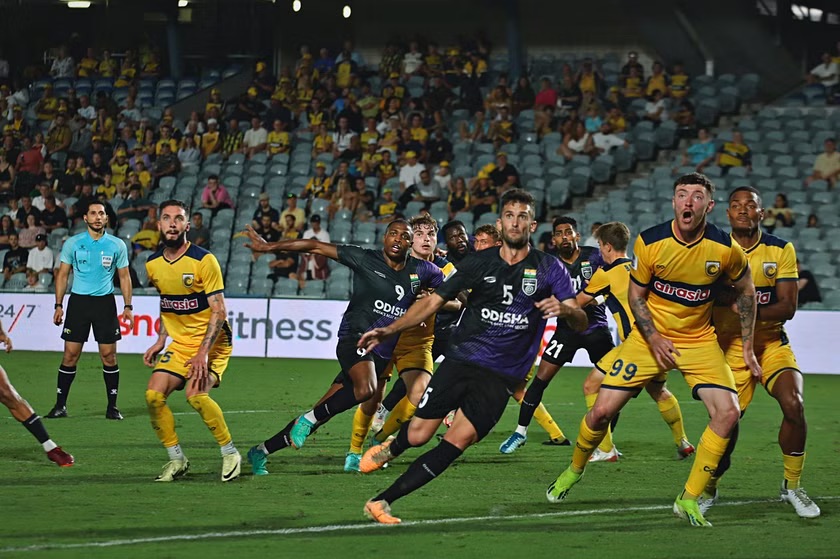 Kết quả bóng đá hôm nay tối 7/3: Central Coast Mariners đặt một chân vào chung kết - Ảnh 1