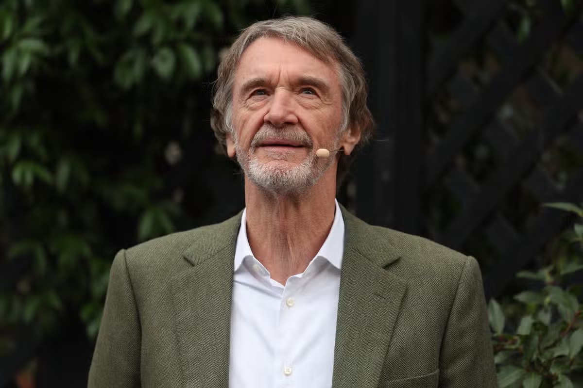 Sir Jim Ratcliffe tiết lộ kế hoạch xây sân Old Trafford 100.000 chỗ ngồi - Ảnh 1