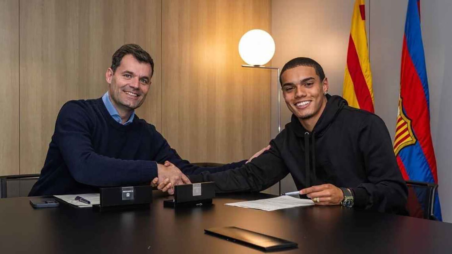 Con trai Ronaldinho được Xavi triệu tập lên đội một Barcelona - Ảnh 2