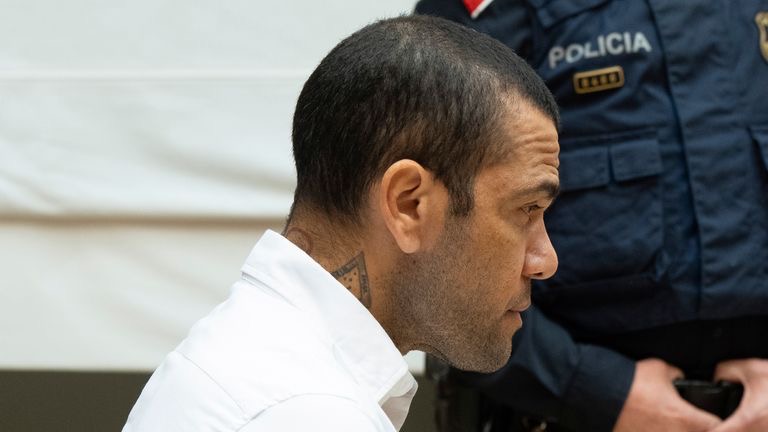 Dani Alves được tại ngoại sau khi trả 1 triệu euro tiền bảo lãnh - Ảnh 1