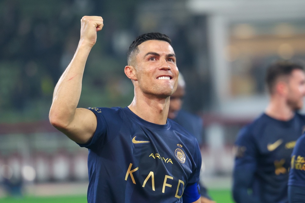 Ronaldo áp sát kỷ lục đá phạt của Messi - Ảnh 1