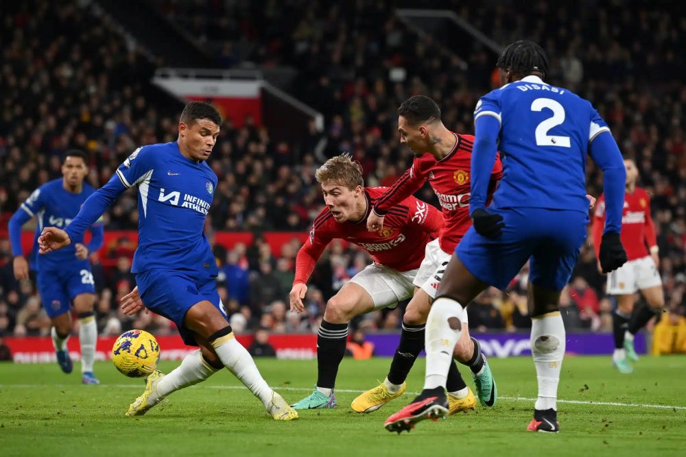 Varane, Jonny Evans gia nhập danh sách bệnh binh của MU sau trận thua Chelsea - Ảnh 1