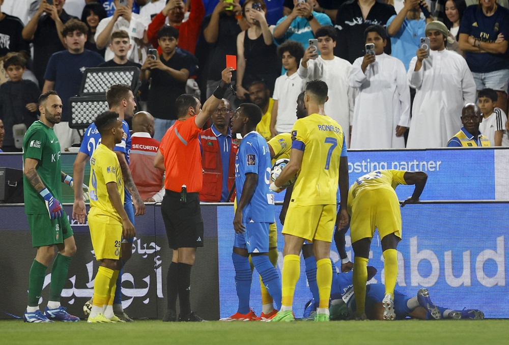 Ronaldo nhận thẻ đỏ nhiều gấp 4 lần Messi - Ảnh 1