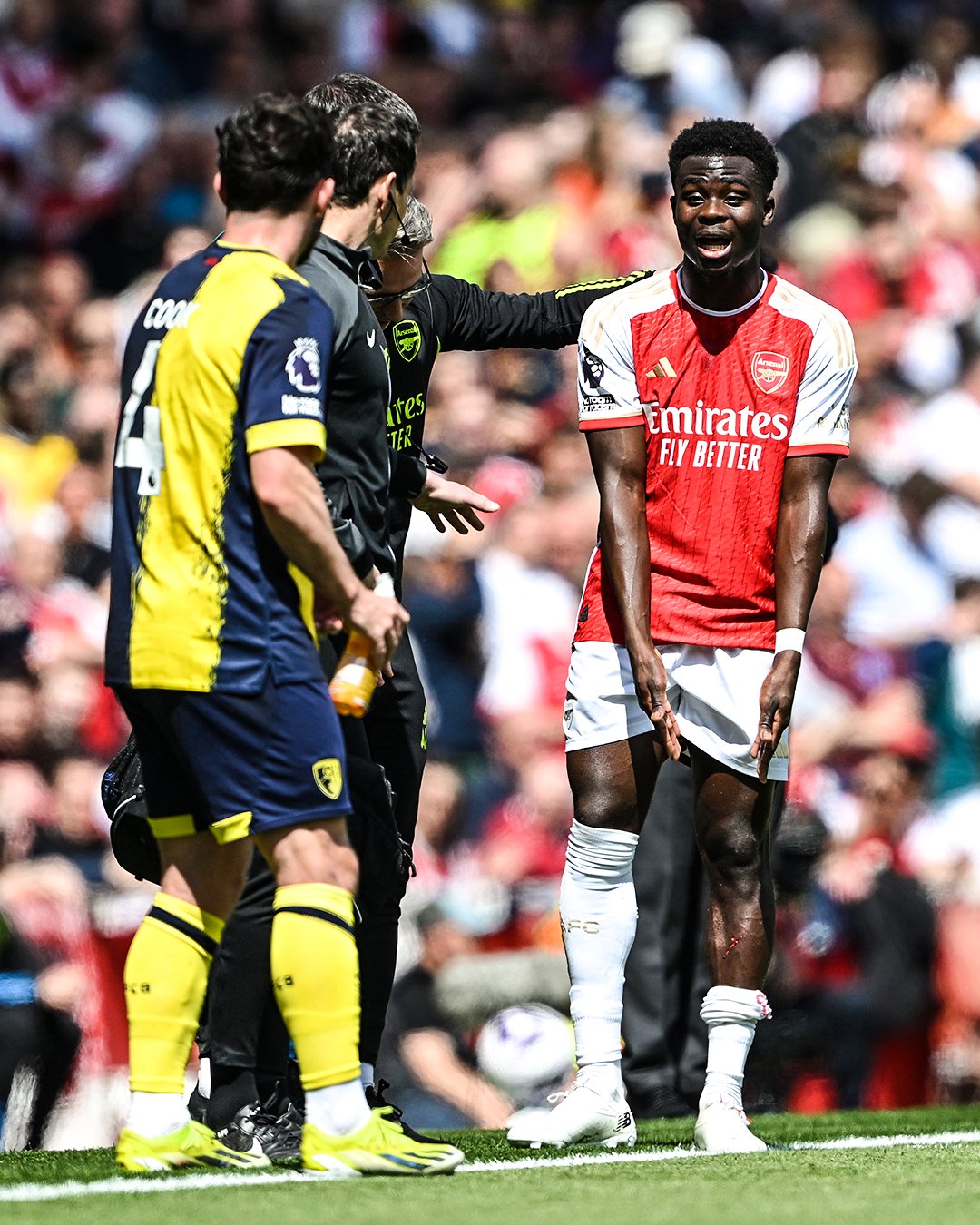 Cận cảnh ống đồng Saka sau pha đạp bóng rùng rợn - Ảnh 1