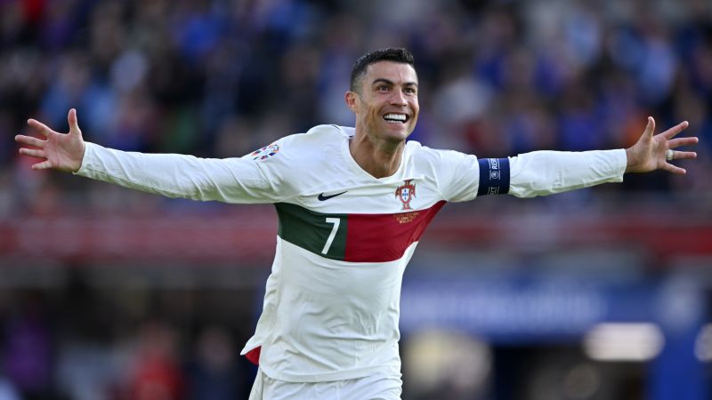 Đội hình vĩ đại nhất lịch sử Euro: Tam tấu Henry, Ronaldo, Van Basten - Ảnh 7