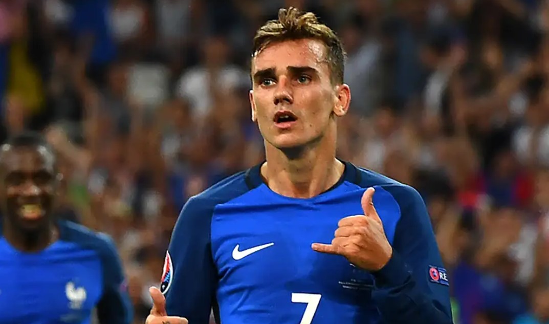 Top 10 cầu thủ xuất sắc nhất qua các kỳ Euro: Xavi, Zidane, Schmeichel,... - Ảnh 2
