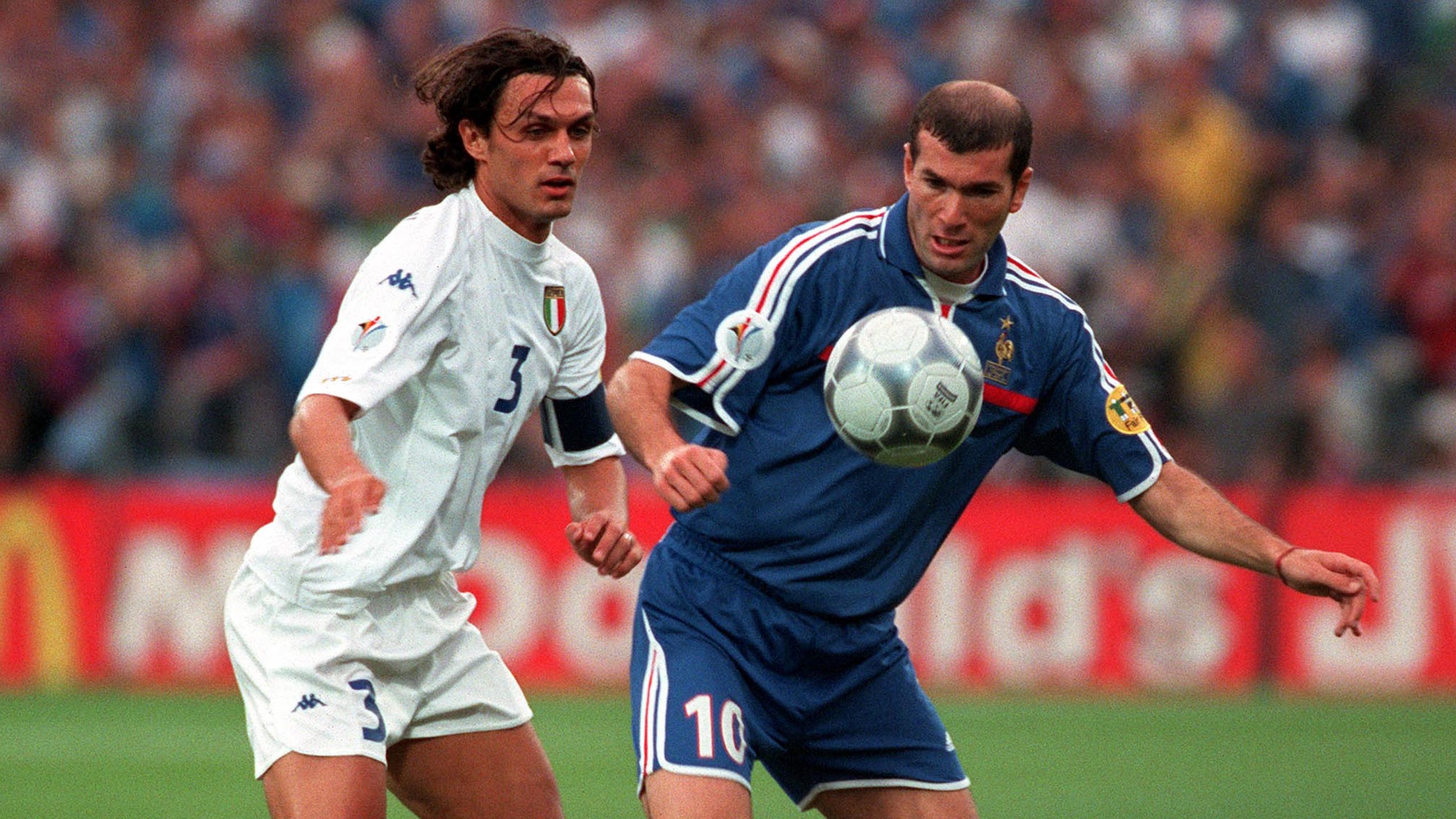 Top 10 cầu thủ xuất sắc nhất qua các kỳ Euro: Xavi, Zidane, Schmeichel,... - Ảnh 5