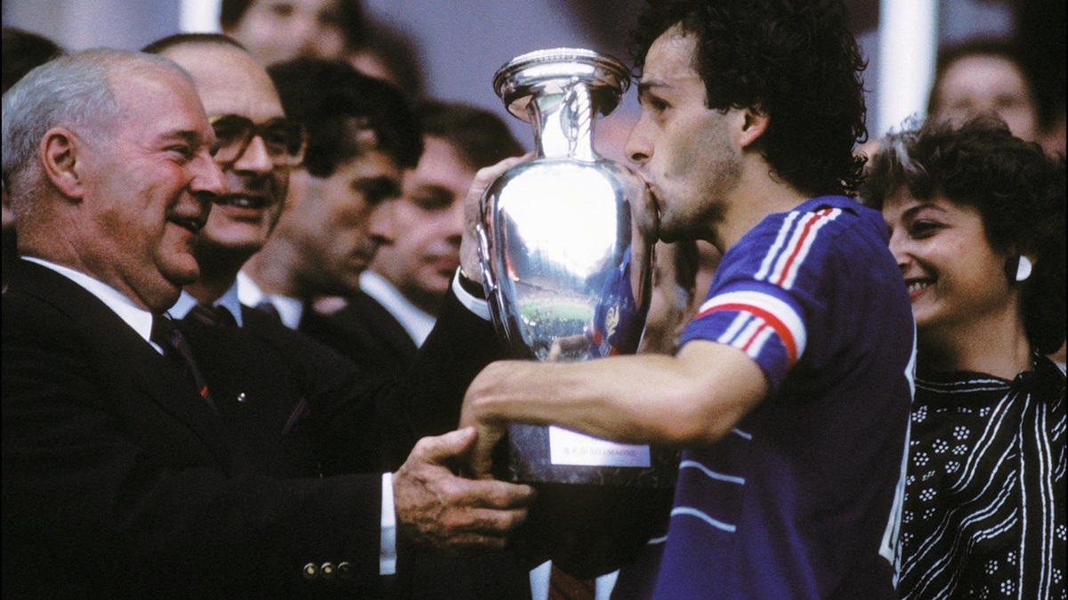 Top 10 cầu thủ xuất sắc nhất qua các kỳ Euro: Xavi, Zidane, Schmeichel,... - Ảnh 9