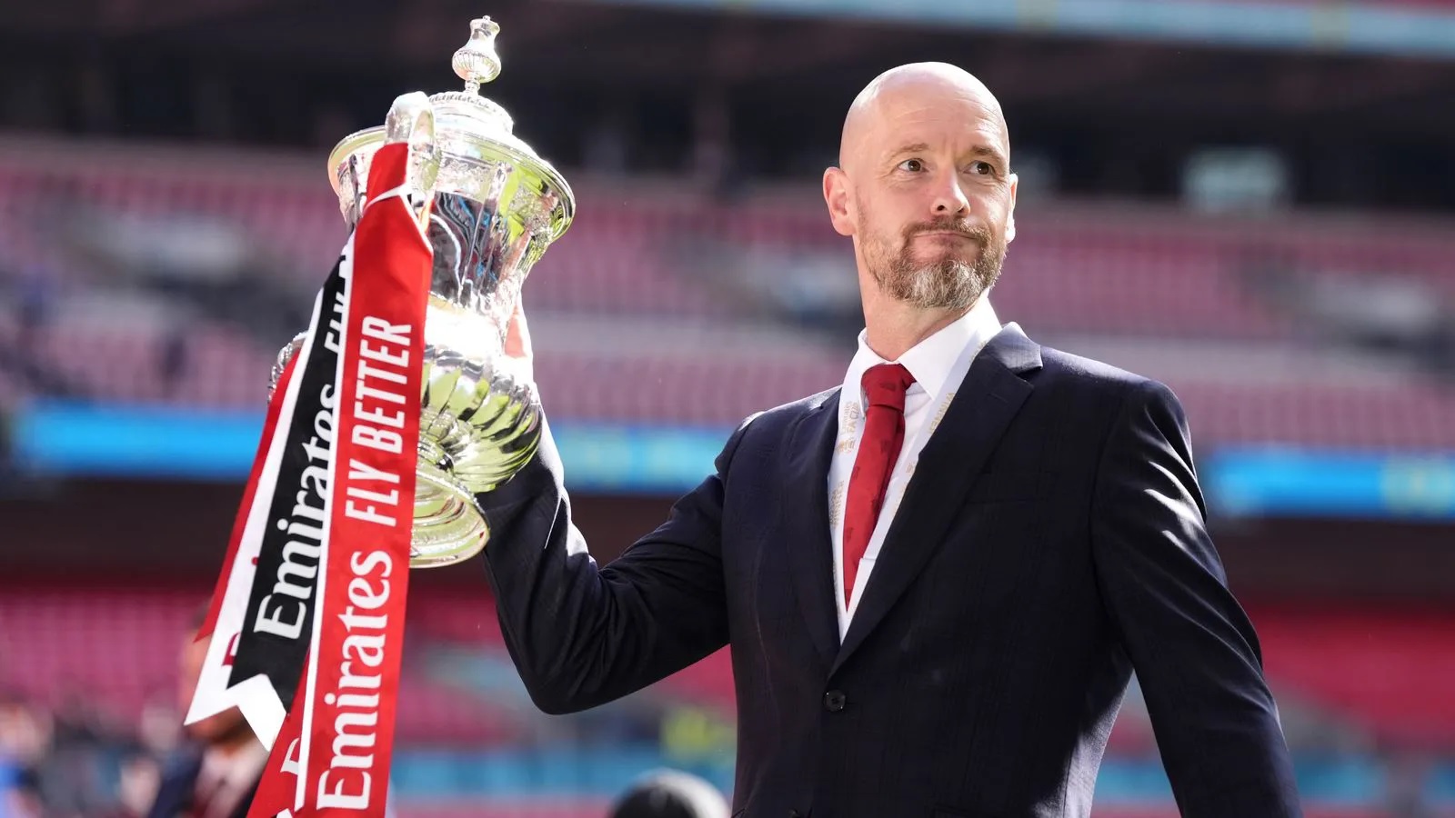Ten Hag phải giảm 25% lương để ở lại MU - Ảnh 1