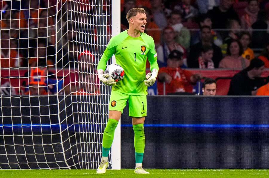 Bart Verbruggen là thủ môn trẻ nhất đá chính tại EURO sau 60 năm - Ảnh 1