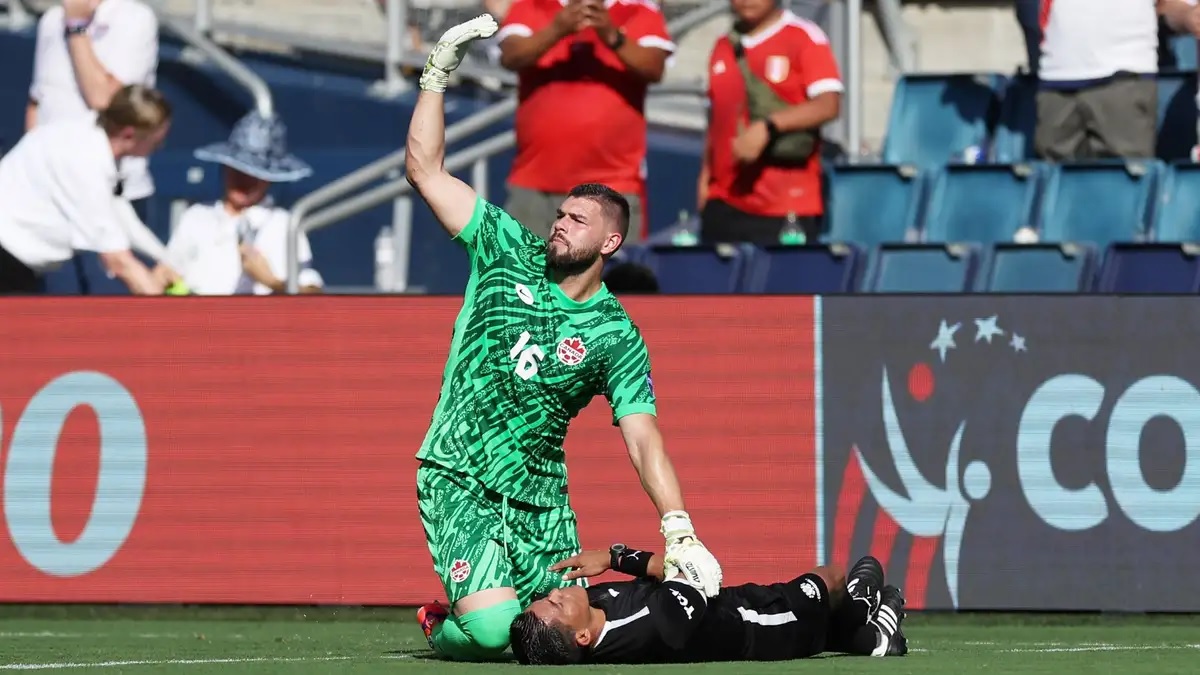 Trọng tài trận Canada vs Peru gục ngã trên sân - Ảnh 1