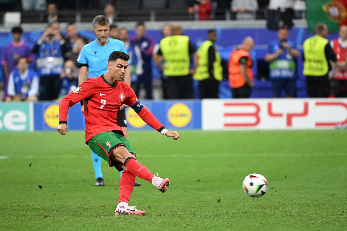 Ronaldo đứng trước án treo giò ở bán kết EURO 2024 - Ảnh 1