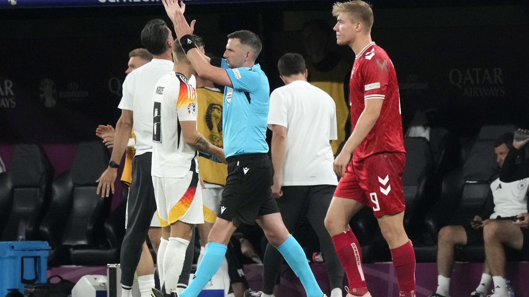 UEFA giữ lại 2 trọng tài người Anh tai tiếng ở EURO 2024 - Ảnh 1