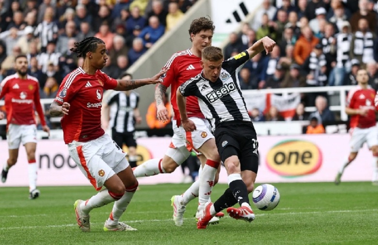 Thảm bại trước Newcastle, MU rơi tự do trên BXH - Ảnh 1