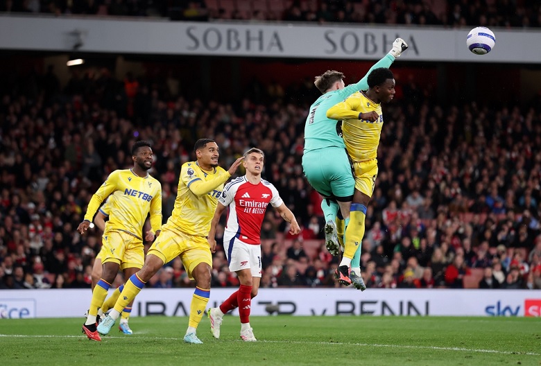Arsenal hụt hơi, Liverpool chỉ còn cách chức vô địch một bước chân - Ảnh 1