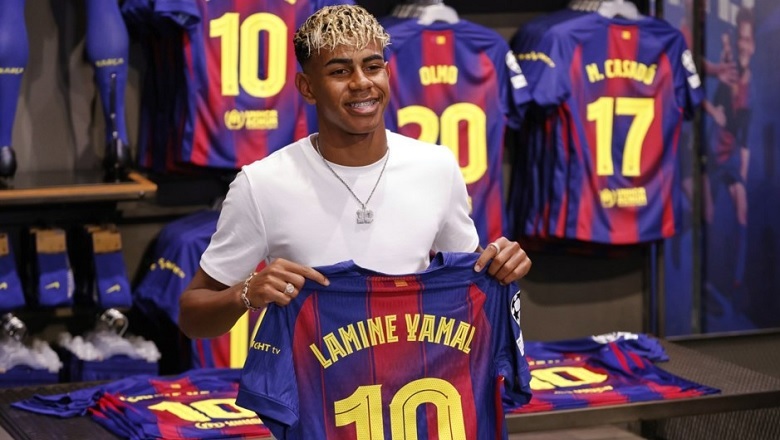 Lamine Yamal nhận chiếc áo số 10 huyền thoại tại Barcelona - Ảnh 1