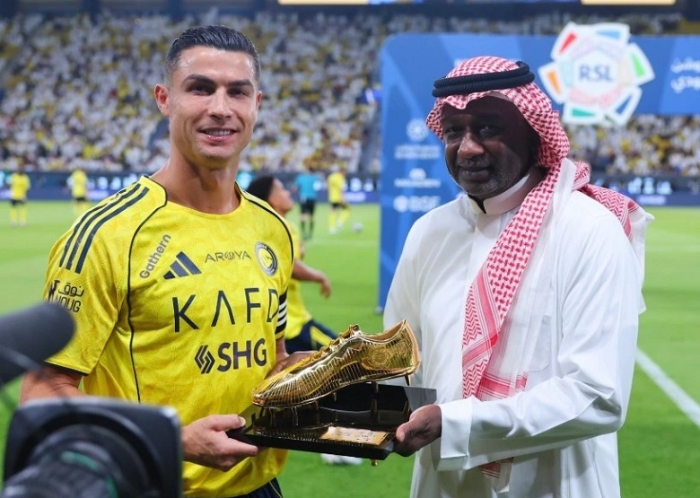 Ronaldo nhận Giày vàng Saudi Pro League - Ảnh 1