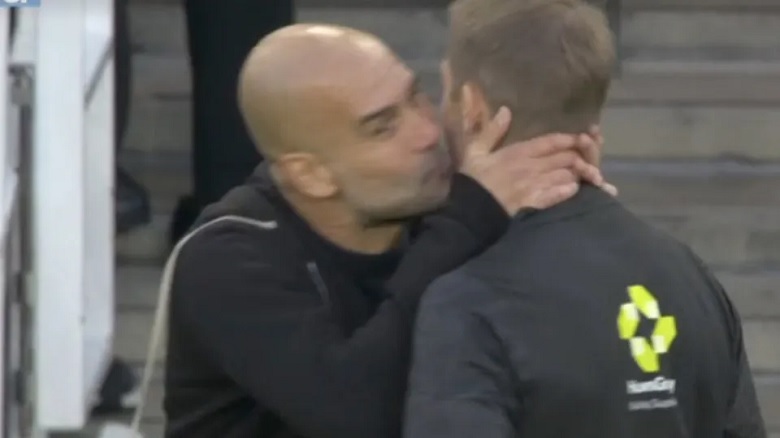 HLV Pep Guardiola gây bão với nụ hôn cho trọng tài ngay trên đường pitch - Ảnh 1