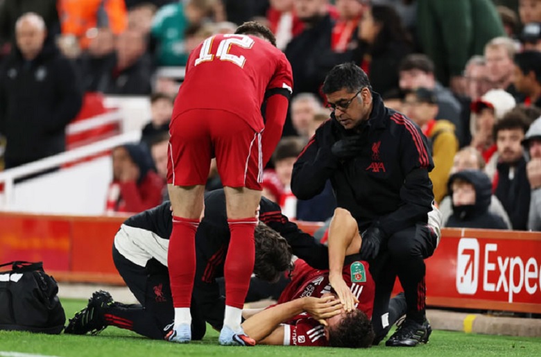 Tân binh Liverpool chấn thương ngay trong ngày ra mắt - Ảnh 1