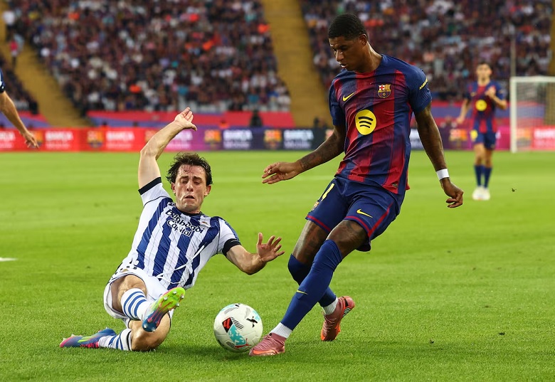 Barcelona chiếm ngôi đầu La Liga từ tay Real Madrid - Ảnh 1