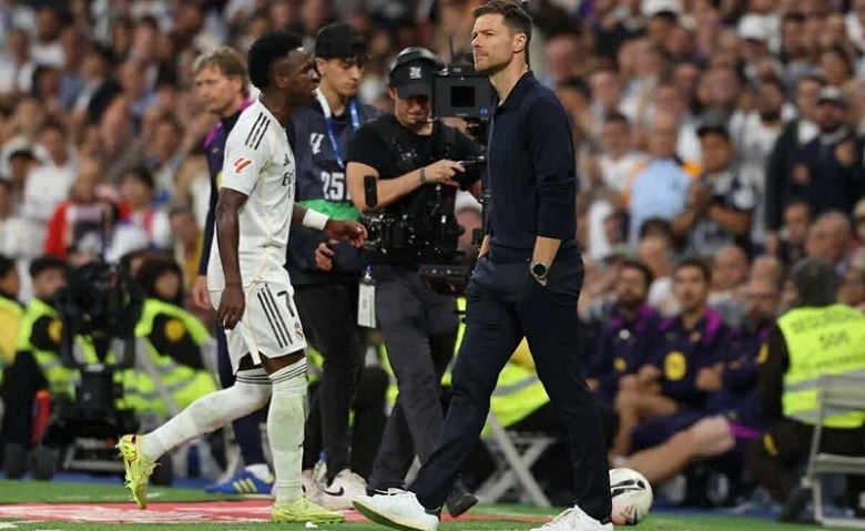 Vinicius và HLV Alonso ‘cạch mặt’ nhau sau Siêu kinh điển - Ảnh 1
