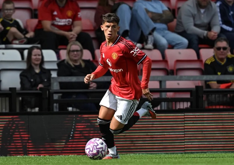 Shea Lacey là ai? Hồ sơ cầu thủ 18 tuổi vừa được điền tên vào đội hình 1 MU đấu Everton - Ảnh 1