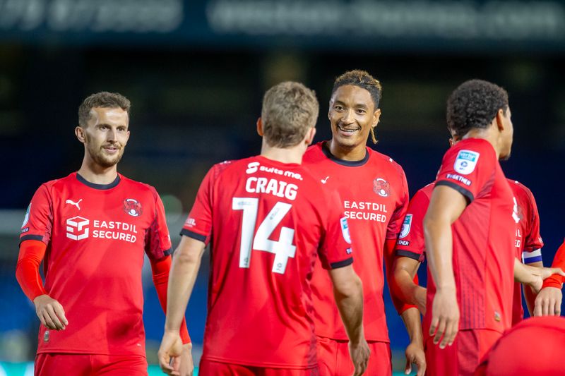 Nhận định, Soi kèo Salford vs Leyton Orient 02h30 ngày 06/12: Vé đi tiếp cho khách - Ảnh 1