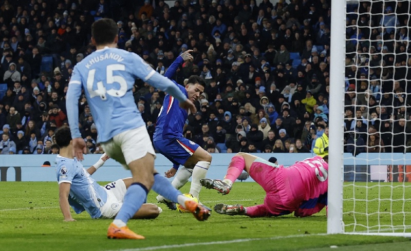 Man City đánh rơi chiến thắng theo kịch bản khó tin - Ảnh 1