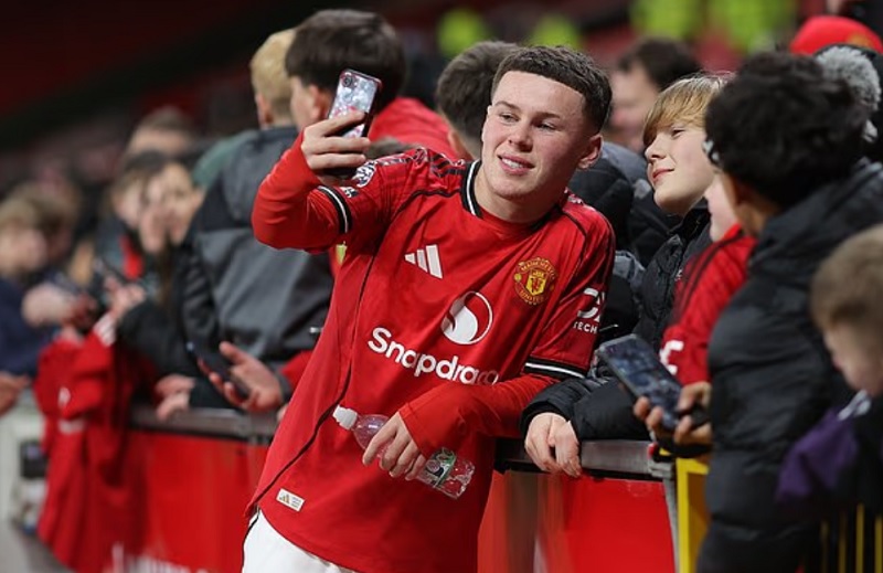 Quý tử nhà Rooney chính thức có trận ra mắt Old Trafford - Ảnh 1