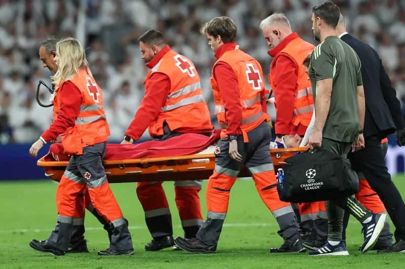Ngôi sao Real Madrid được đưa đi cấp cứu khẩn cấp sau pha va chạm mạnh - Ảnh 2