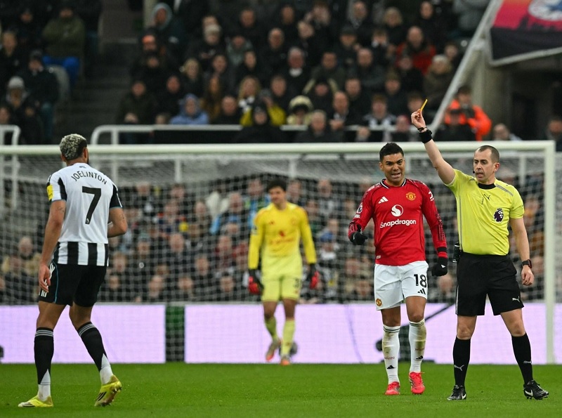 Tranh cãi: Cầu thủ Newcastle thoát thẻ đỏ vì trọng tài… bận ghi sổ - Ảnh 1