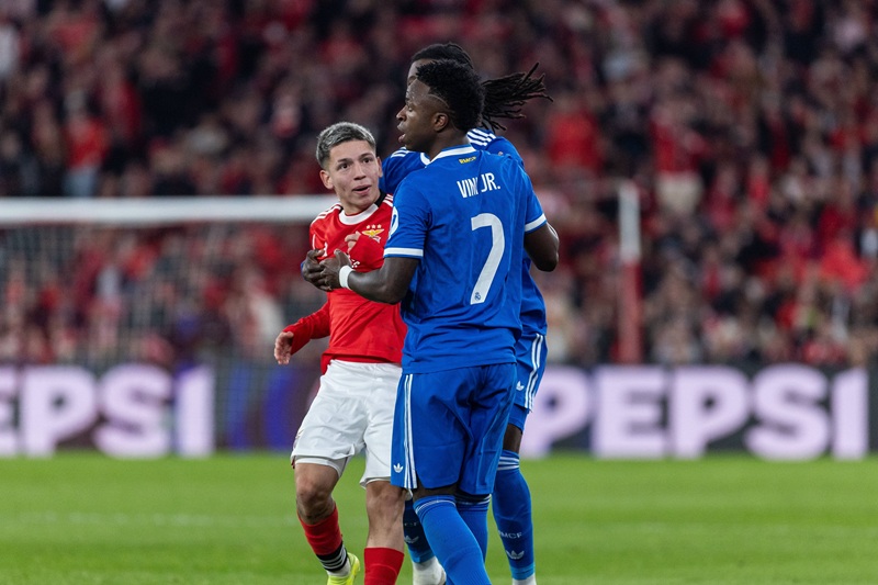 Benfica bị trừng phạt vì hành vi phân biệt chủng tộc với Vinicius - Ảnh 1
