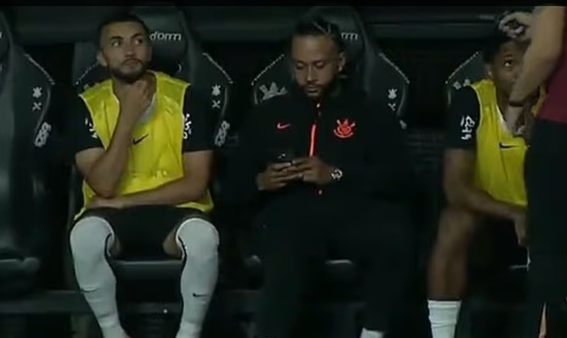 Depay đối mặt án treo giò 6 trận vì dùng điện thoại trên ghế dự bị - Ảnh 1