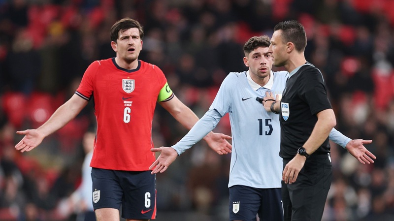 Vì sao cầu thủ Uruguay nhận 2 thẻ vàng nhưng không bị đuổi? - Ảnh 2