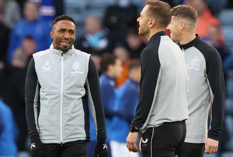 Cựu tiền đạo ĐT Anh lần đầu ngồi ‘ghế nóng’ - Ảnh 1