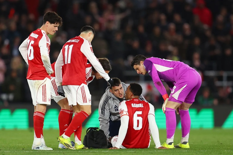 Gabriel chấn thương, Arsenal đối mặt bài toán lực lượng mới - Ảnh 1