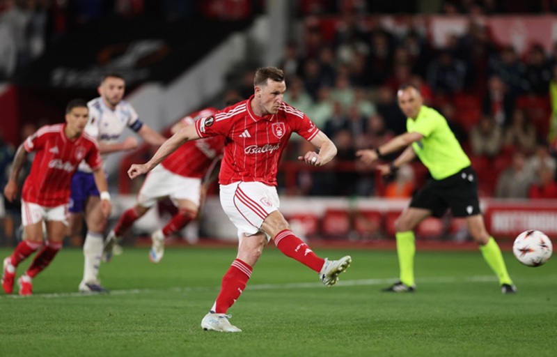 VAR giúp Nottingham giành chiến thắng ở bán kết Europa League - Ảnh 1